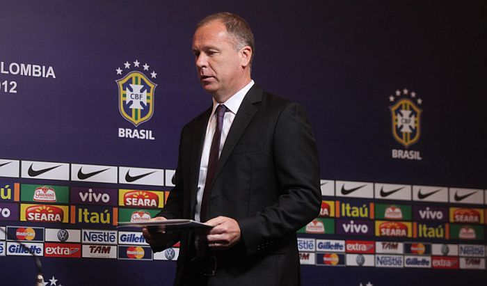 Com a promidade da Copa das Confederações, Mano Menezes vem mantendo a base de jogadores na seleção | Mowa Press