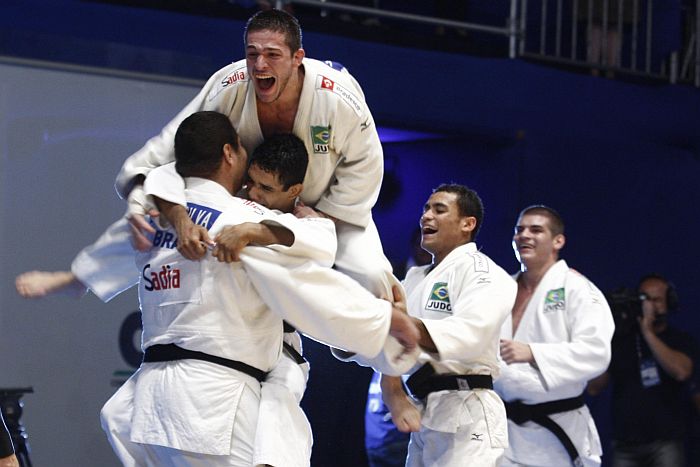Equipe brasileira comemora o bronze conquistado diante da equipe francesa no Mundial de Judô em Salvador | Lucio Távora / Agência A Tarde