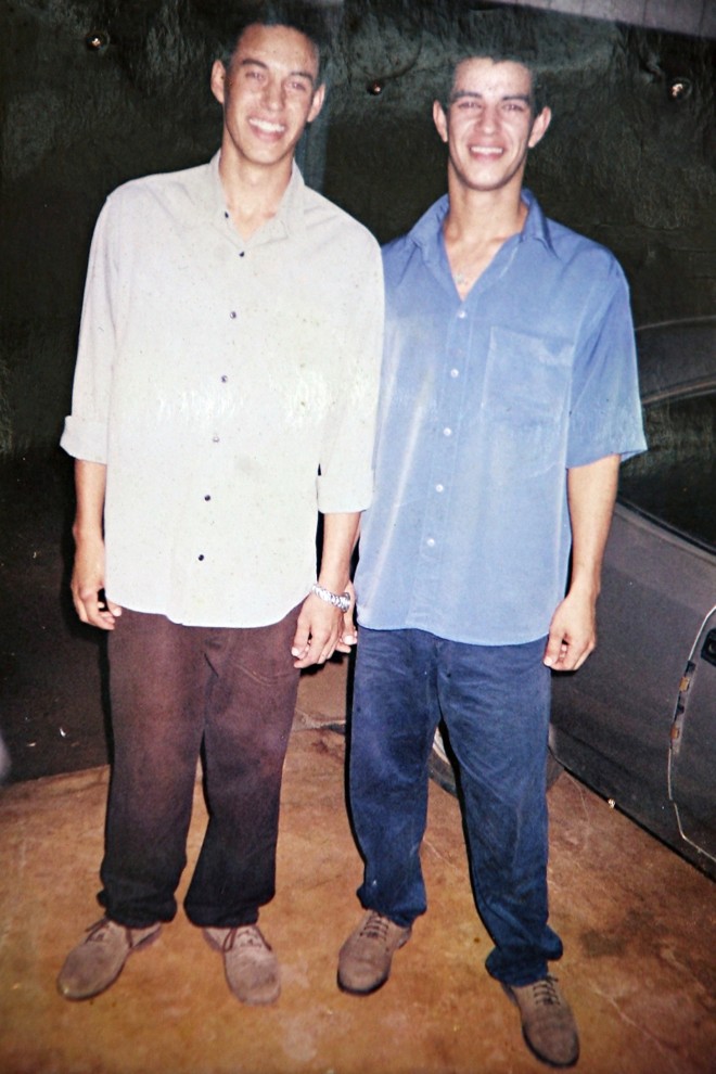 Os irmãos começaram juntos a usar drogas, mas Fernando (à direita) se livrou do vício |