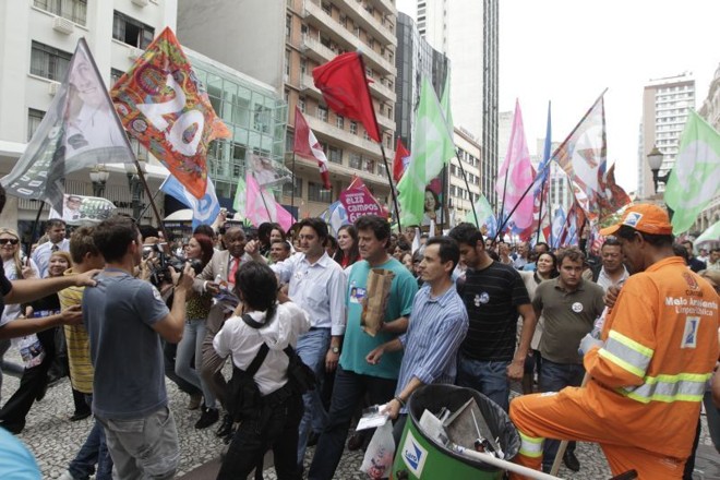 Ratinho Junior fez caminhada no calçadão da Rua XV de Novembro |