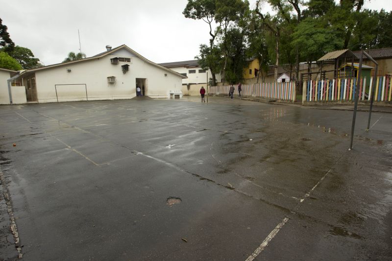 O Colégio Municipal Ana Hella deveria ter recebido cobertura sobre a quadra no ano passado, mas obras até agora não começaram | Antônio Costa/ Gazeta do Povo