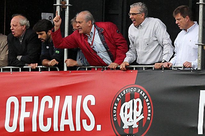 Vice de futebol, João Alfredo Costa Filho (de vermelho), e o presidente Mario Celso Petraglia ficaram insatisfeitos com a atuação da arbitragem no empate em 1 a 1 ente Atlético e Guarani | 