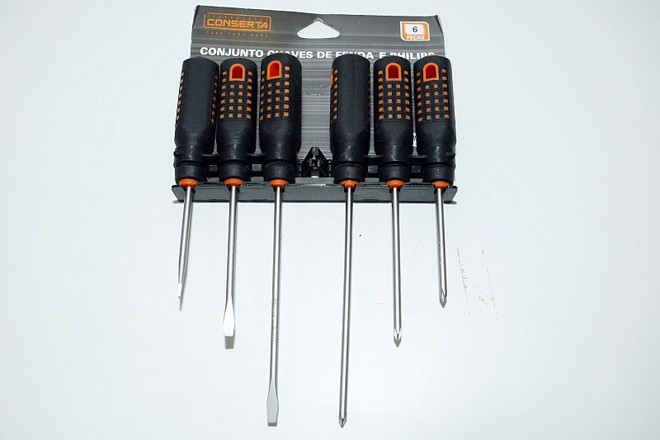 Chave de fenda e phillips: dupla presente em quase todas as mudanças, desde a troca de fechadura à instalação de cortinas. Chave de fenda: R$ 10 a R$ 15 / Chave phillips: R$ 4 a R$ 10 |