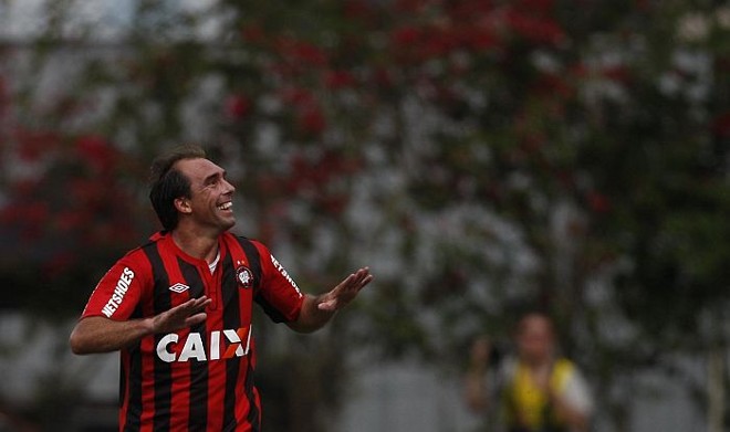 Paulo Baier comemora o segundo gol atleticano na vitória sobre o Guaratinguetá | 