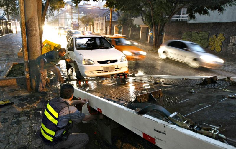 Capital tem média de 7,77 veículos diariamente recolhidos das ruas neste ano | Rodolfo Bührer/Arquivo Gazeta do Povo