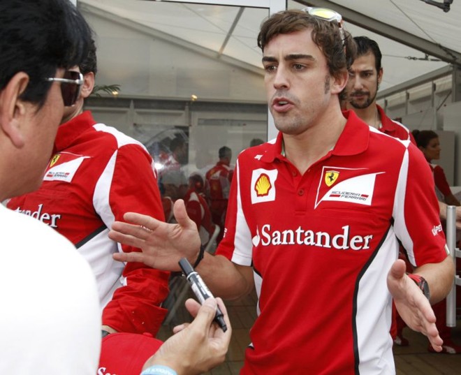Piloto espanhol Fernando Alonso, da Ferrari, se nega a dar autógrafo para fã no Japão | REUTERS/Issei Kato