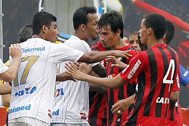 Discussão entre os jogadores do Avaí e do Atlético ao fim da partida | 