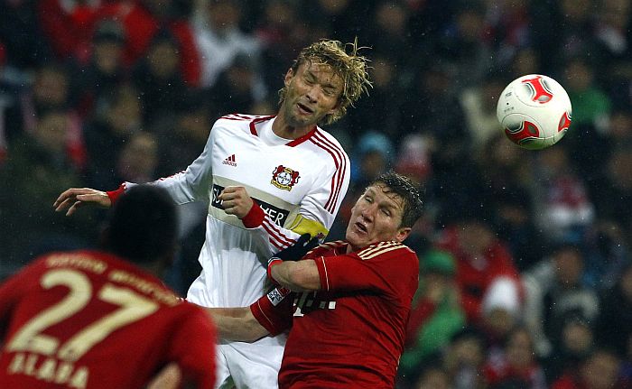 Rolfes disputa a bola com Schweinsteiger na vitória do Bayer Leverkusen sobre o Bayerne de Munique | Reuters