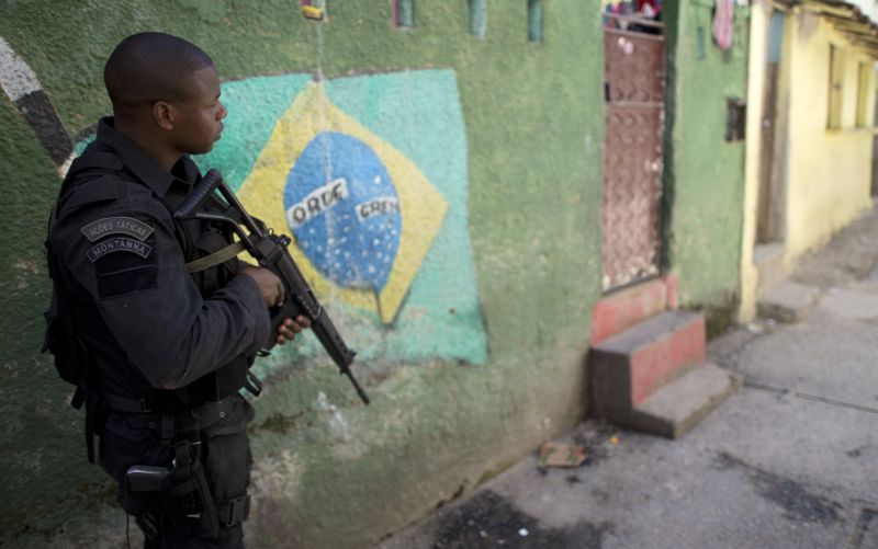 Integrante do Bope patrulha Favela do Jacarezinho, no Rio de Janeiro | AFP PHOTO / Christophe Simon