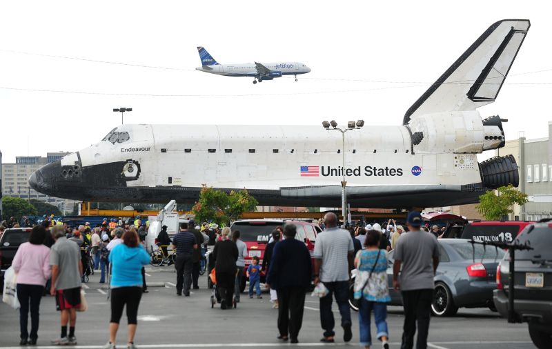 A nave espacial Endeavour é transportada pelas ruas de Los Angeles | AFP