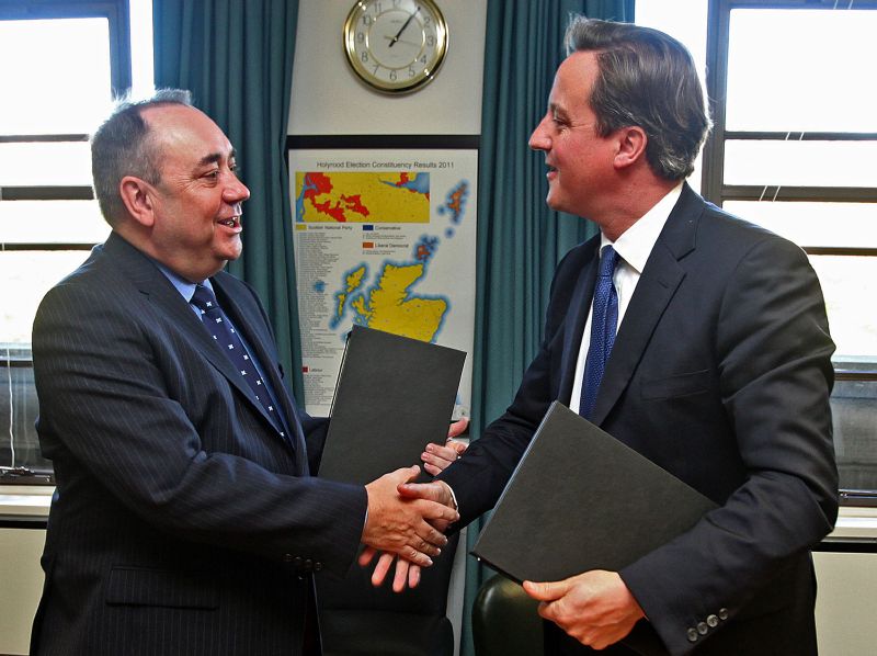 O primeiro-ministro escocês Alex Salmond (à esq.) e o primeiro-ministro britânico David Cameron firmam o pacto para o referendo da independência da Escócia | AFP Photo/Gordon Terris/Compartilhamento