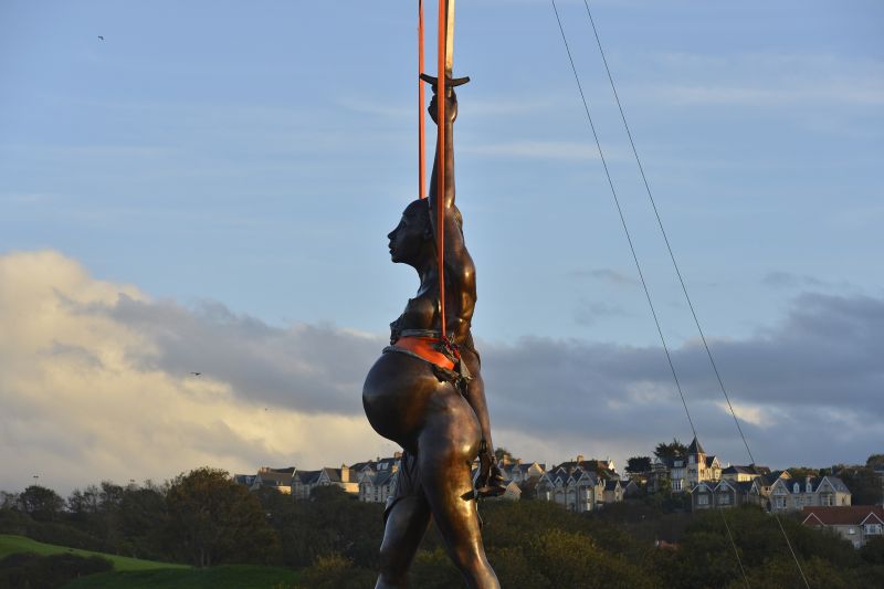 Estátua do artista Damien Hirst causa polêmica na Inglaterra | Toby Melville/ Reuters
