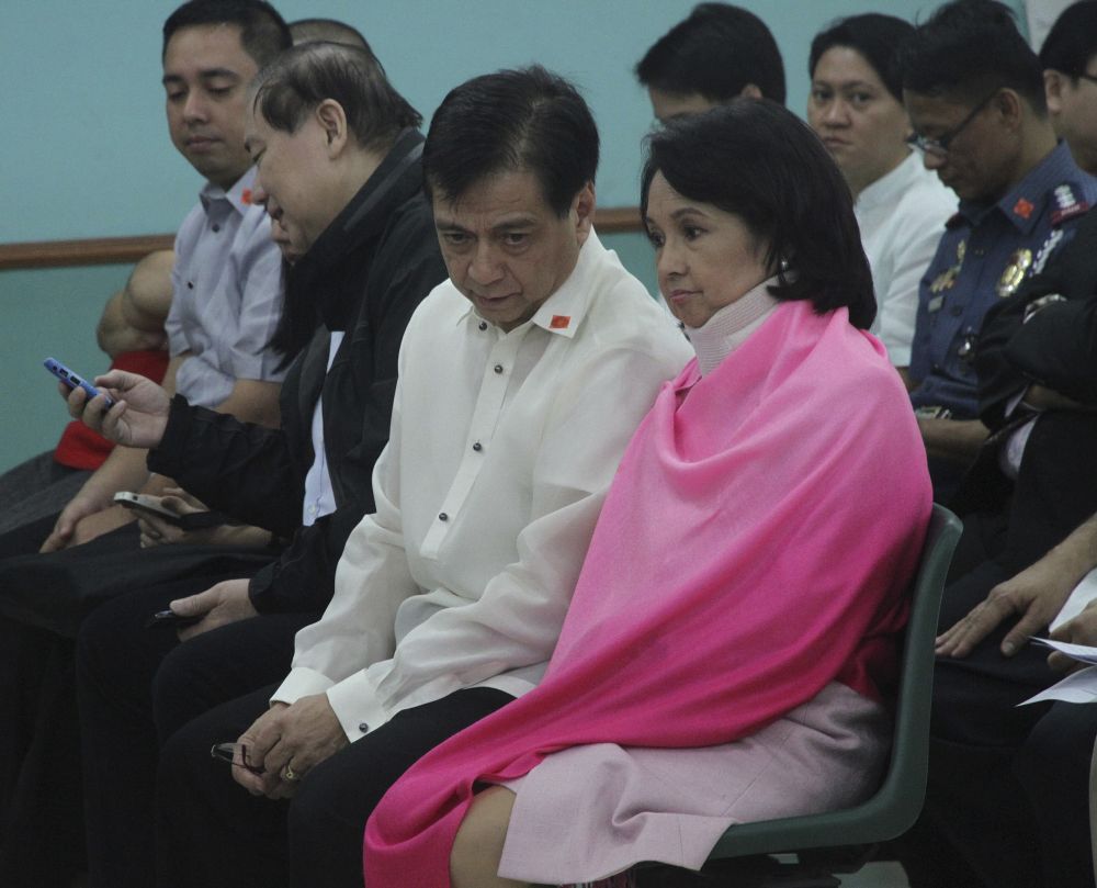 Gloria Macapagal Arroyo (à dir.) participa de audiência que julga o desvio de fundos de que ela é acusada | Reuters/Ernesto Lasig/Philippine National Police-PIO/Divulgação