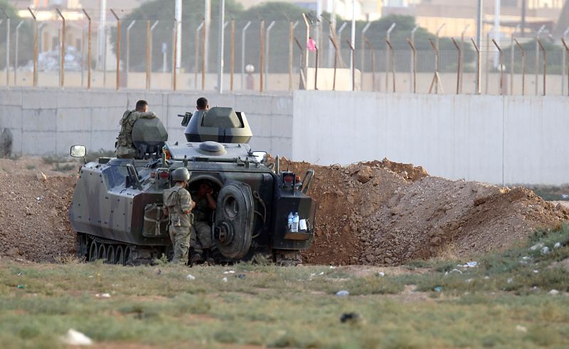 Exército turco patrulha área no município de Akçakale, perto da fronteira com a Síria | AFP Photo