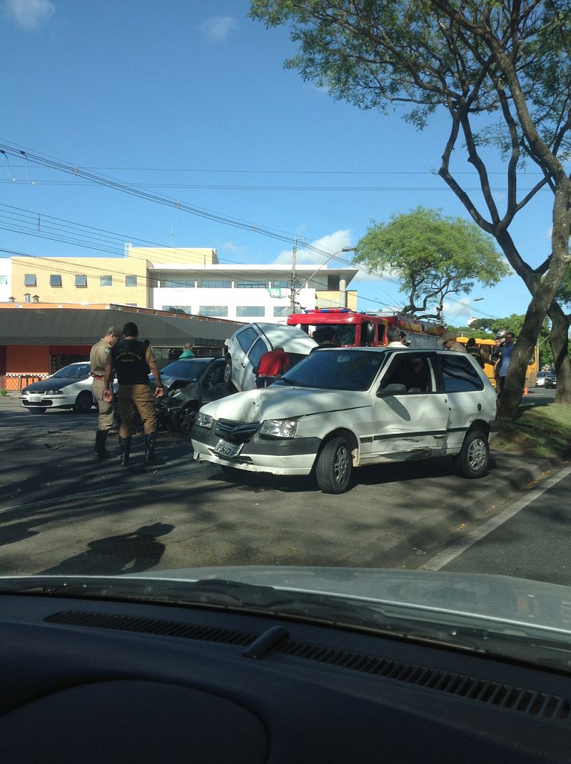 Três carros se envolveram em colisão por volta das 8 horas da manhã na Av. Victor Ferreira do Amaral, no Tarumã | Lídia Gomes Bezerra da Silva/Gazeta do Povo