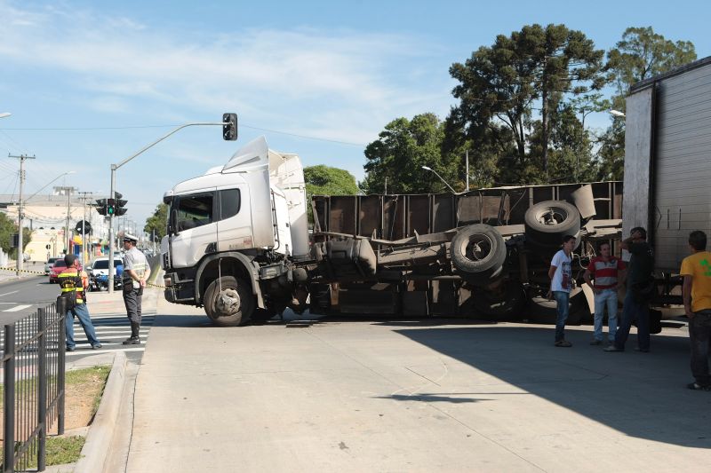 O veículo transportava móveis, que, apesar da queda, não foram danificados | Ivonaldo Alexandre/ Gazeta do Pov