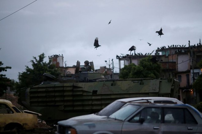 Blindando da Marinha durante a ocupação do Complexo de Manguinhos |