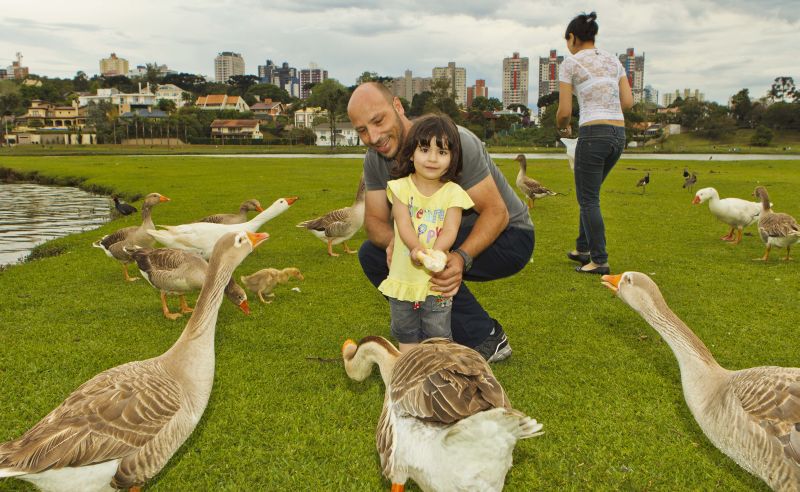 Luciano e a filha Manoela se divertiram no Parque Barigui | Antônio Costa/Gazeta do Povo