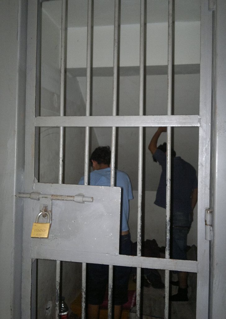 Dois suspeitos de homicídio dividem cela improvisada embaixo da escada | Patricia Pereira / Agência de Notícias Gazeta do Povo