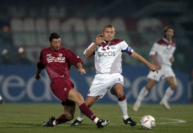 O paranaense (à direita) em lance pelo Reggina, da Itália |
