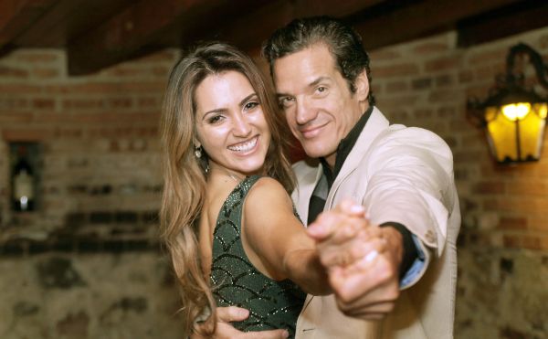 A modelo curitibana Ivy Rocha e o ator Carlos Machado selaram o noivado ontem em um jantar familiar na Trattoria Porcini. Durante o encontro, ele fez uma surpresa à família dela e a pediu em casamento. A coluna acompanhou o encontro. O menu foi preparado pela equipe do chef Gilberto Prado, da qual o irmão de Ivy, Ivan Rocha, faz parte | Julio César Souza