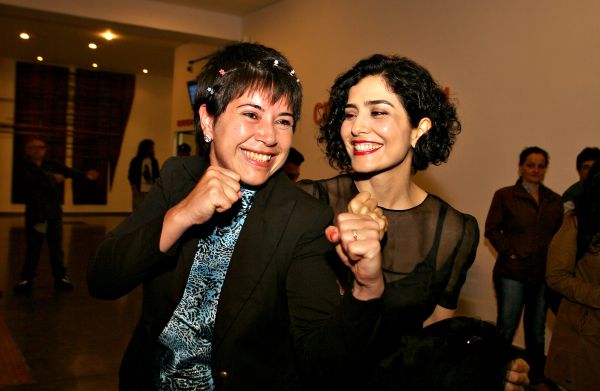 A atriz Letícia Sabatella (à dir.) brinca com a boxeadora paranaense Rosilete dos Santos, campeã mundial da categoria Supermosca, no lançamento do longa Circular. Rosilete também atua no filme, que acaba de entrar em cartaz | Mauro Campos