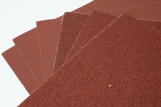 Lixas: finas ou grossas, as lixas ajudam a deixar homogêneo a superfície que receberá a pintura. Lixa: R$ 0,60 a R$ 4 |