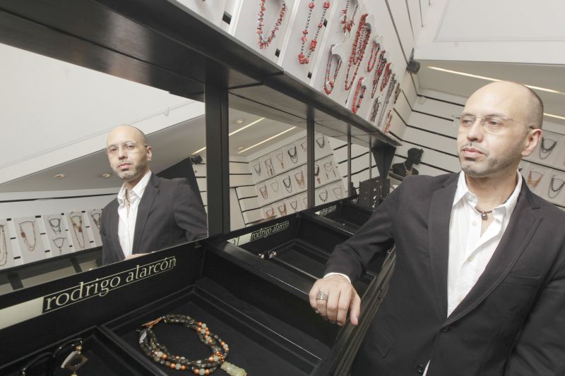 O joalheiro Rodrigo Bittencourt Alarcón converteu sua barraca na Feira do Largo da Ordem em uma joalheria reconhecida no exterior | Daniel Castellano/Gazeta do Povo