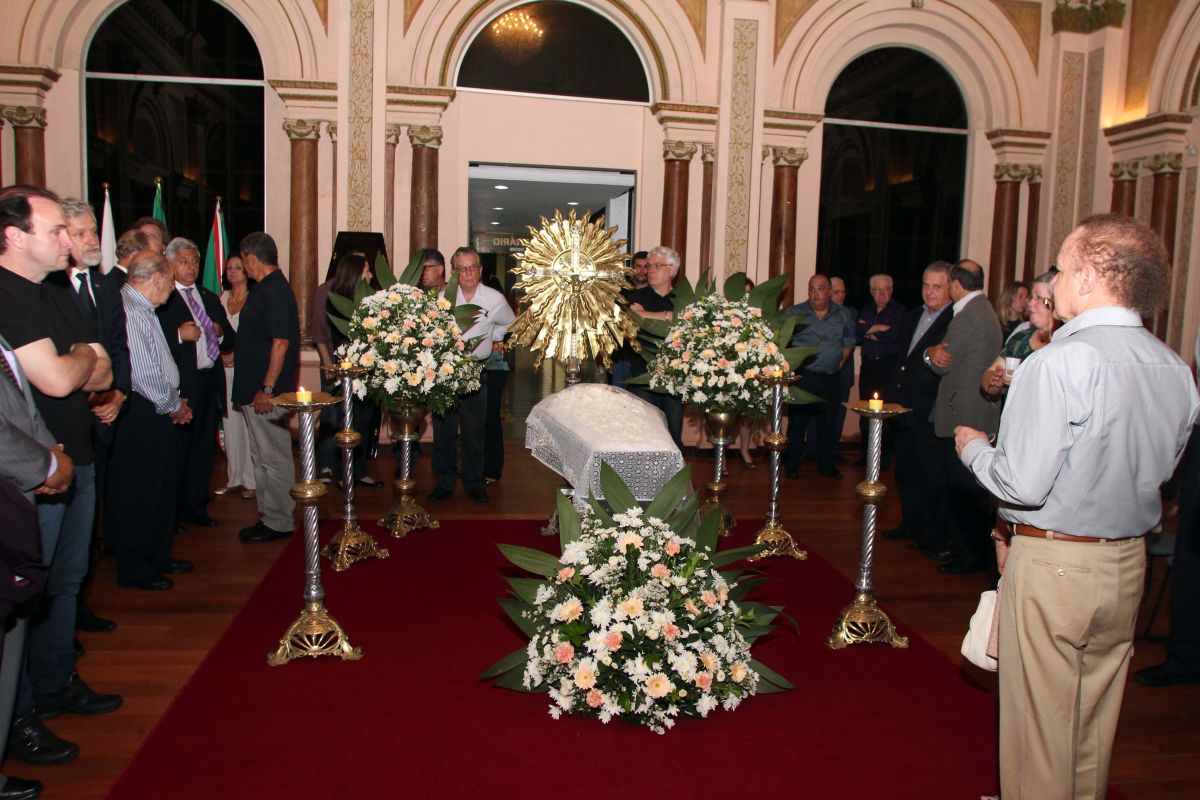 Principais autoridades de Curitiba e do Paraná manifestaram luto pela morte de Nely Almeida, velada na própria Câmara | Walter Alves/Agência de Notícias Gazeta do Povo