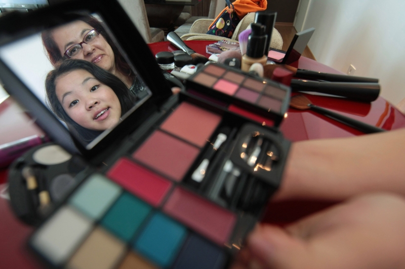 Bancada de maquiagem da mãe atrai Sabrina desde pequena. Hoje, aos 12 anos, tem seus próprios produtos de beleza, mas só usa com a supervisão de Cecília Hara | Ivonaldo Alexandre/ Gazeta do Povo