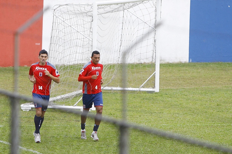 Vandinho (à dir.), 34 anos, usa a experiência para liderar o elenco | Jonathan Campos/ Gazeta do Povo