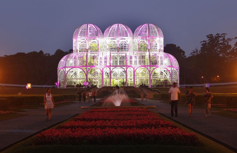 Jardim Botânico é iluminado de rosa para chamar a atenção à prevenção do câncer de mama | Hugo Harada/ Gazeta do Povo