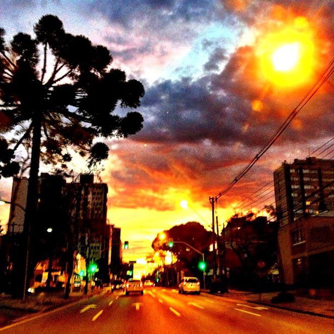 Paisagem #jápragazeta -Na última terça-feira, o sempre conectado internauta Ismael Passos sacou seu smartphone, registrou a cena e compartilhou essa linda imagem de pôr-do-sol em Curitiba. Viu algo engraçado, curioso ou uma situação injusta que lhe causa uma comichão? Envie a foto pelo Instagram com a hashtag #jápragazeta |