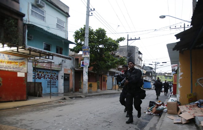 Policiais ocupam a Favela do Jacarezinho, na manhã deste domingo |