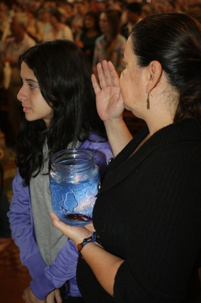 Até um peixe foi levado para receber a benção de São Francisco de Assis |