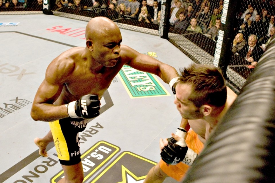 Spider golpeia Rich Franklin na luta que valeu o cinturão para o brasileiro, em 2006. Ele continua invicto desde então | Divulgação/UFC