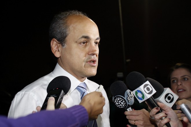 Fruet dá entrevista ao chegar ao estúdio da RPC TV | 