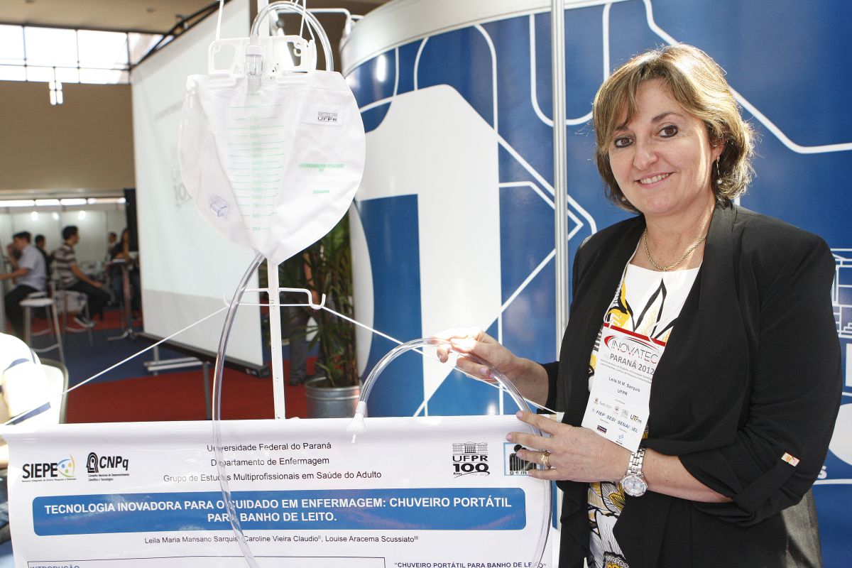 Leila Maria Mansano Sarquis criou um chuveiro portátil para pacientes com dificuldades de locomoção | Antonio More / Gazeta do Povo