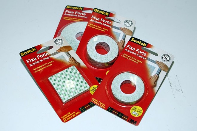 Fita dupla face: para evitar furos desnecessários, os quadros e enfeites mais leves podem ser fixados à parede com uma fita dupla face. Dependendo da espessura, cada 10 centímetros de fita podem segurar até 0,4 kg. Fita dupla face: R$ 10 a R$ 20 |