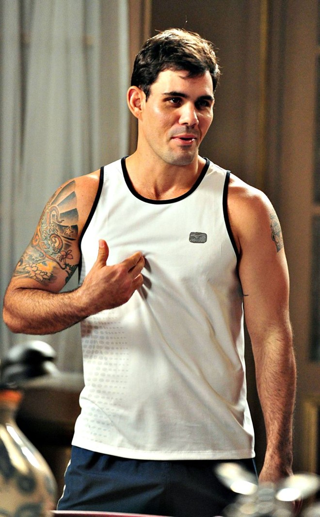 Juliano Cazarré- Gaúcho de Pelotas, mas criado em Brasília, tem uma extensa lista de trabalhos no cinema são mais de dez longas. Em 2012, esteve em cartaz com Febre do Rato, de Cláudio Assis, e 360, de Fernando Meirelles. Depois de fazer as séries Som & Fúria (2008) e Força-Tarefa (2009), estreou em novelas em Insensato Coração (2011).