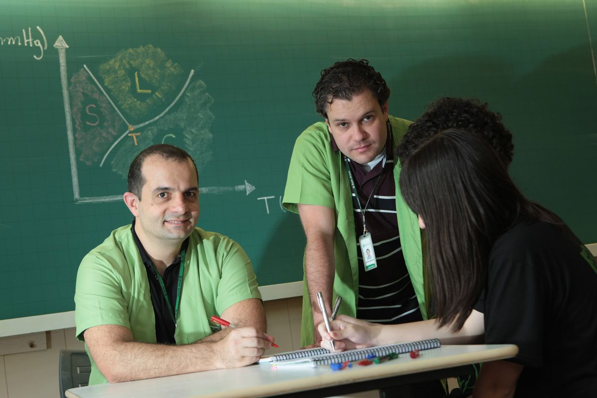 Os professores Roberto Berro e Antônio Marangon, de Física e Química, dão as dicas para enfrentar questões com gráficos | Ivonaldo Alexandre / Gazeta do Povo