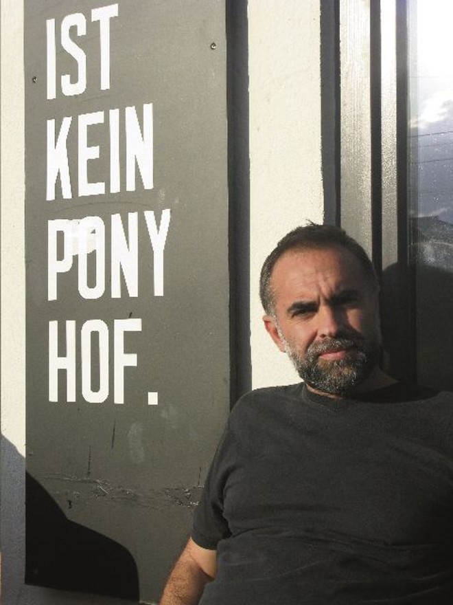 Diretor cearense Karim Aïnouz diz ter sentido necessidade de discutir a fragilidade masculina em seu novo filme, Praia do Futuro |