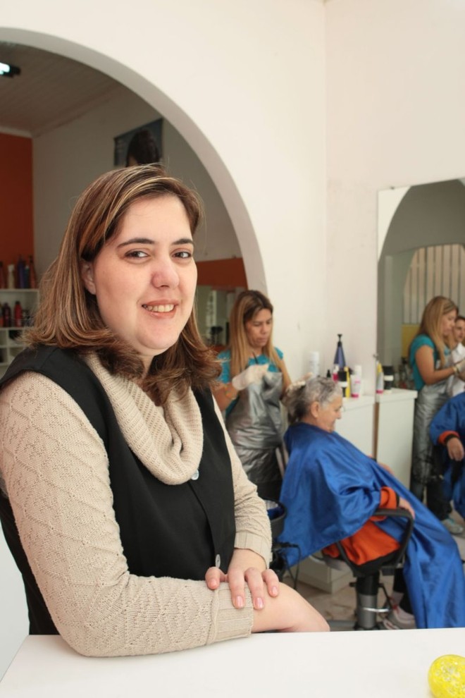 A cabeleireira Regiane Desiderato Bueno aposta nos cupons para divulgar seu novo salão | 