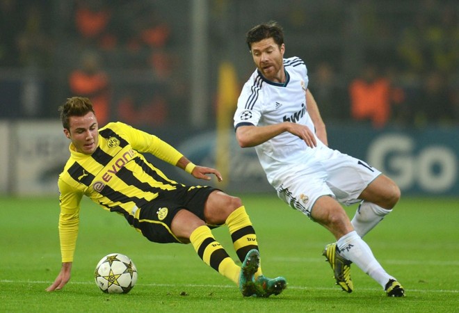 Götze disputa bola com Xabi Aloso | 