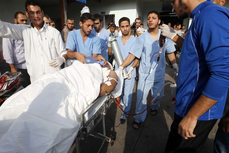 Ferido nos bombardeios israelenses em Gaza é atendido por médicos | AFP Photo/Mohammed Abed
