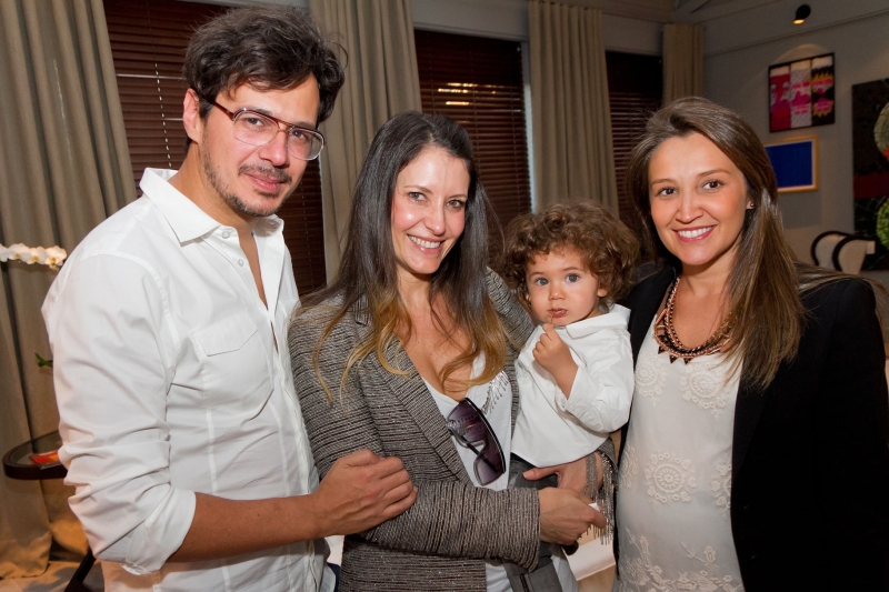 O fotógrafo Antônio Wolff e sua mulher, a estilista Karina Kulig (com o filho Yann), com a arquiteta Priscilla Müller (grávida do segundo filho) na abertura da Mostra Artefacto, onde ela assina o espaço Loft | Naideron Jr.