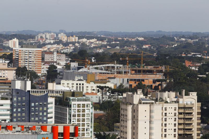 Obra do Pátio Batel, cuja entrega atrasou em função da falta de mão de obra na construção civil | Daniel Castellano/Gazeta do Povo