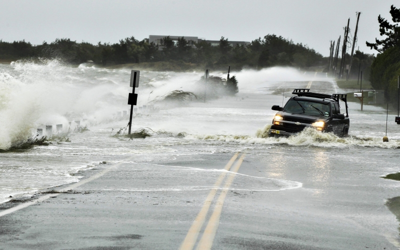 Ondas invadem estrada em Southampton, Nova York, e arrasta caminhonete. Cerca de 400 mil novaiorquinos tiveram de sair de casa para se alojar em abrigos ou se hospedar com parentes | Lucas Jackson/Reuters