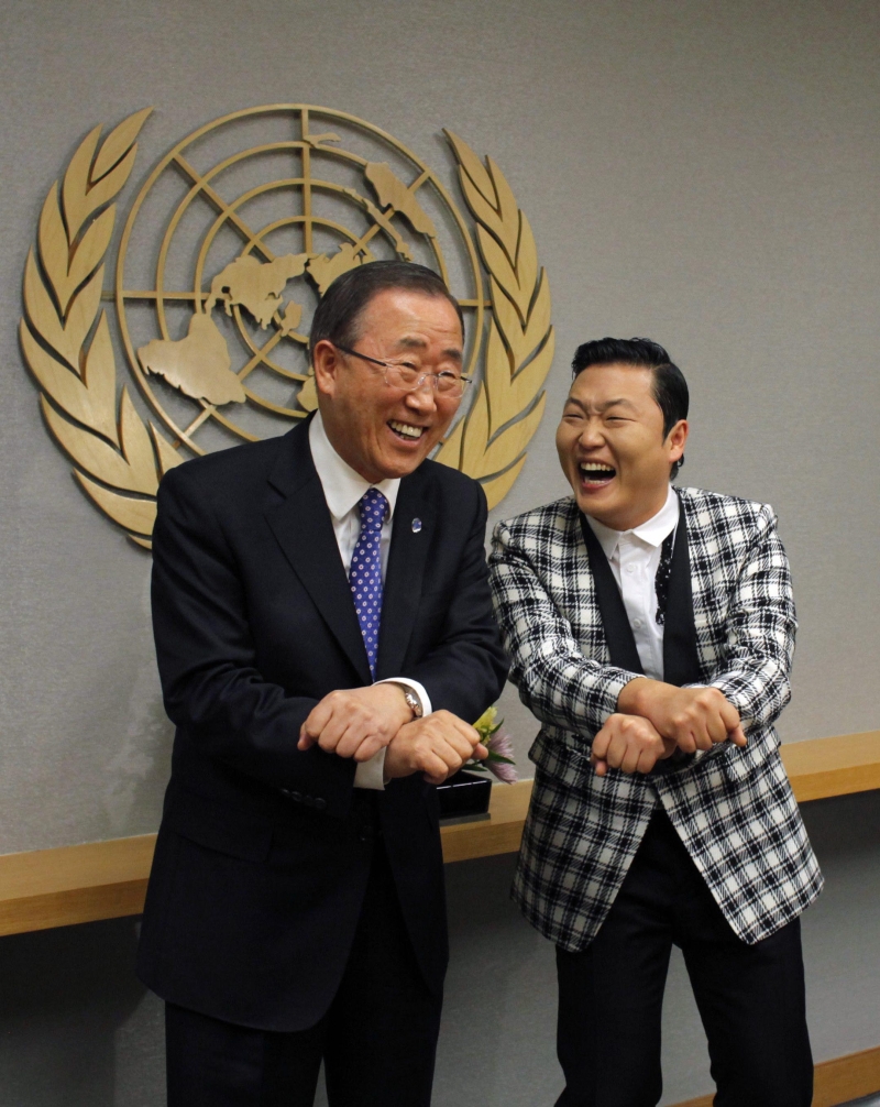 Ban Ki-moon (esq.) ensaia passos ao lado do rapper Psy | Eduardo Munoz/Reuters