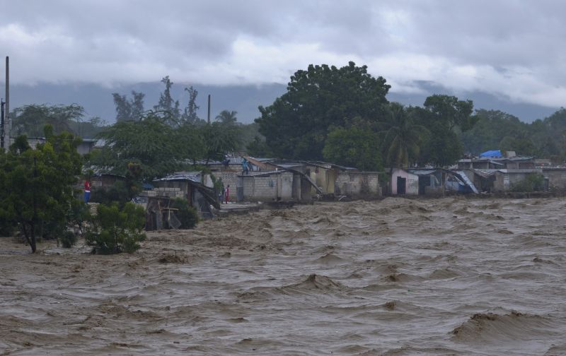 O nível de alguns rios em Porto Príncipe, no Haiti, subiram perigosamente com a passagem do furacão Sandy | REUTERS/Swoan Parker